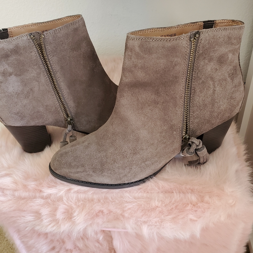 Vionic Ankle Boots for women size 12W. - Picture 6 of 13